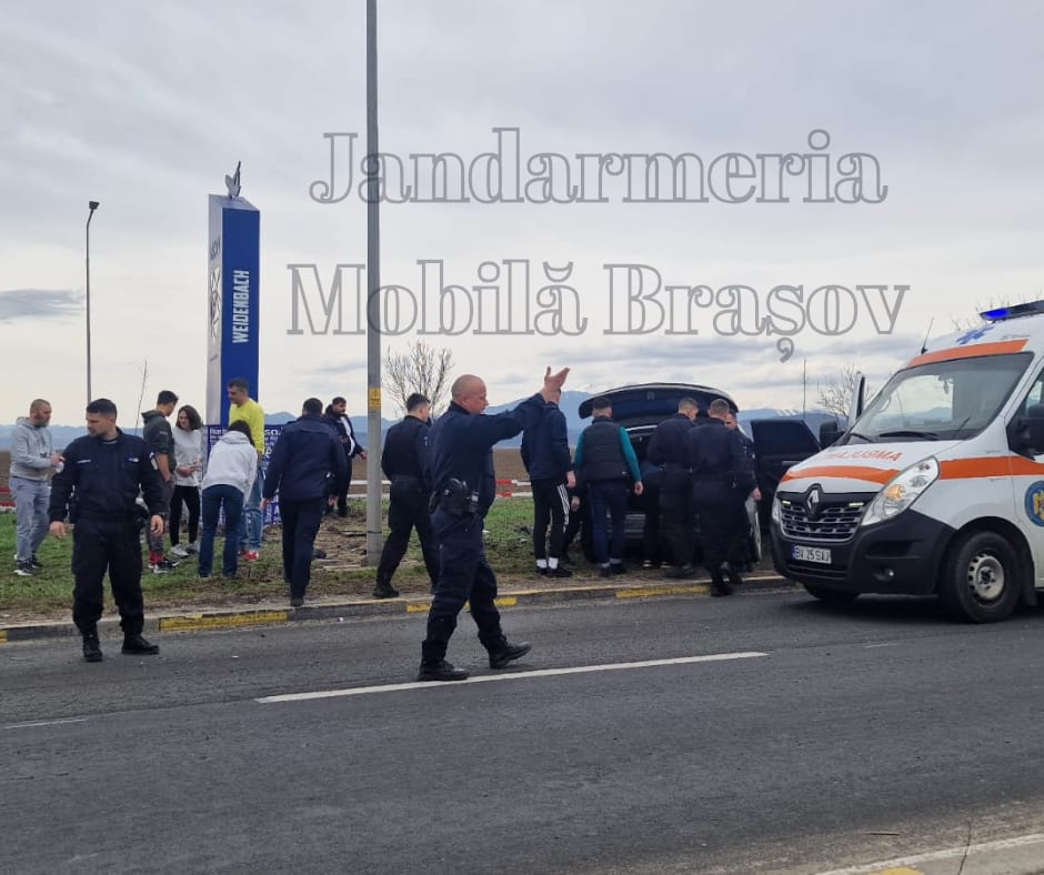 O intervenție promptă: Jandarmi și ambulanțieri salvează victimele unui accident rutier O intervenție promptă: Jandarmi și ambulanțieri salvează victimele unui accident rutier