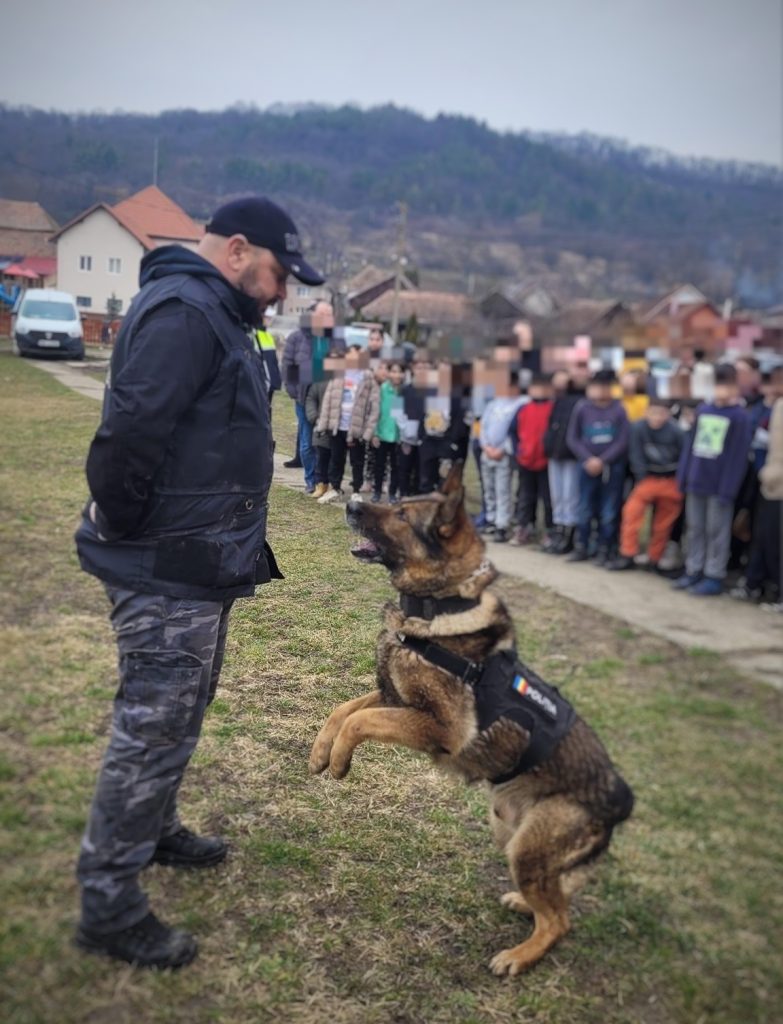 Polițiștii mureșeni continuă misiunea de educare