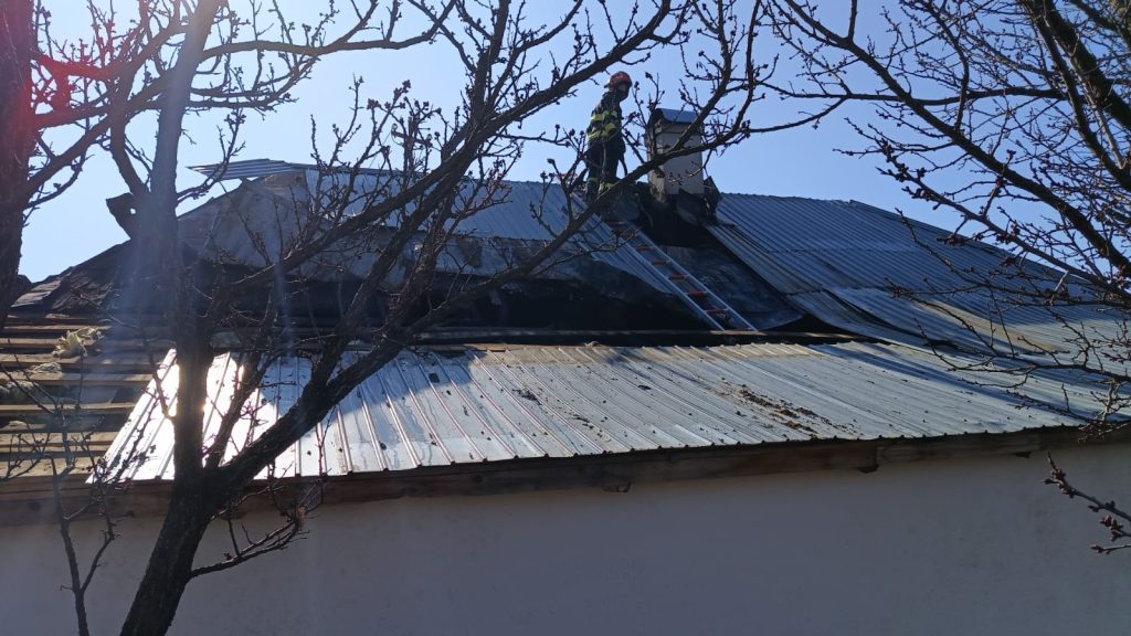 Incendiu la o casă din Mitocu Dragomirnei, o femeie a suferit un atac de panică