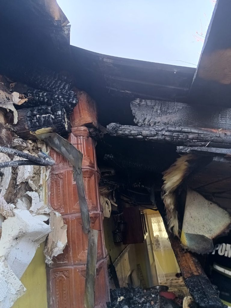 Incendiu la o casă din Mitocu Dragomirnei, o femeie a suferit un atac de panică