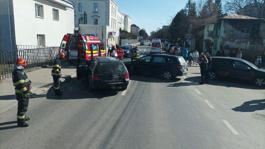 Accident rutier cu trei autoturisme și două persoane rănite