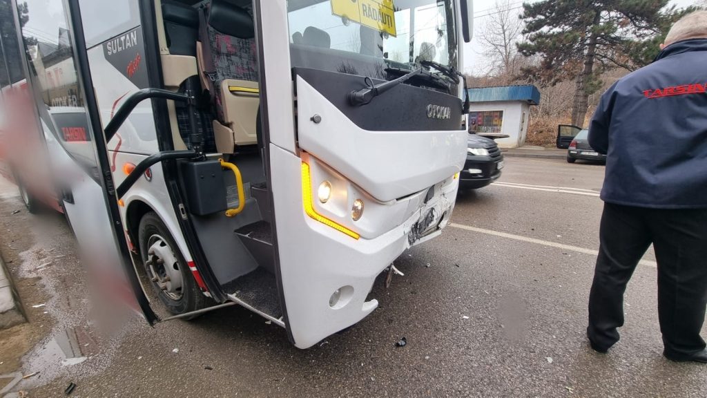 Coliziune între un autocar și un autoturism