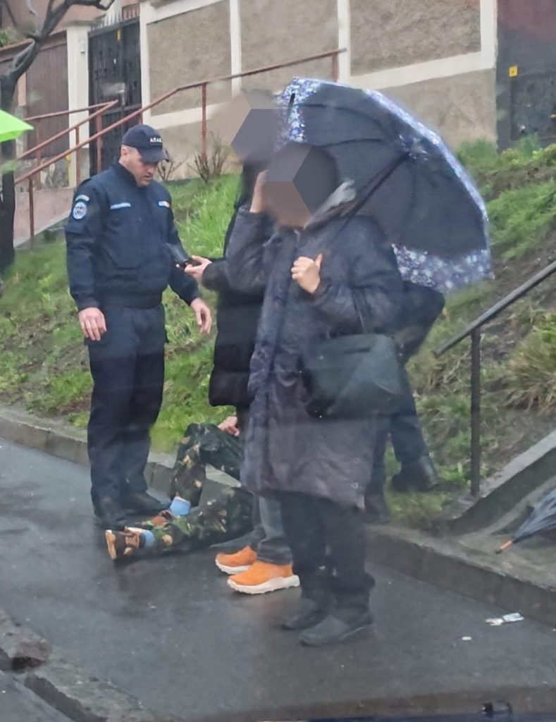 Brașov: Bărbat căzut în stradă ajutat de jandarmi