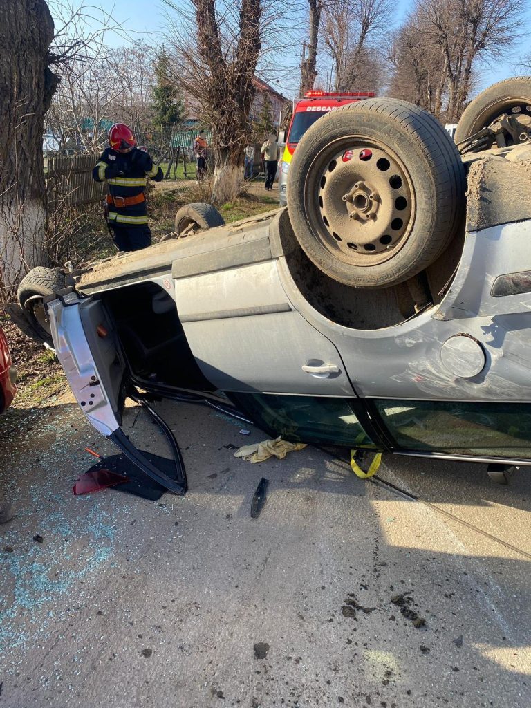 Accident rutier cu trei mașini în Stroiești 