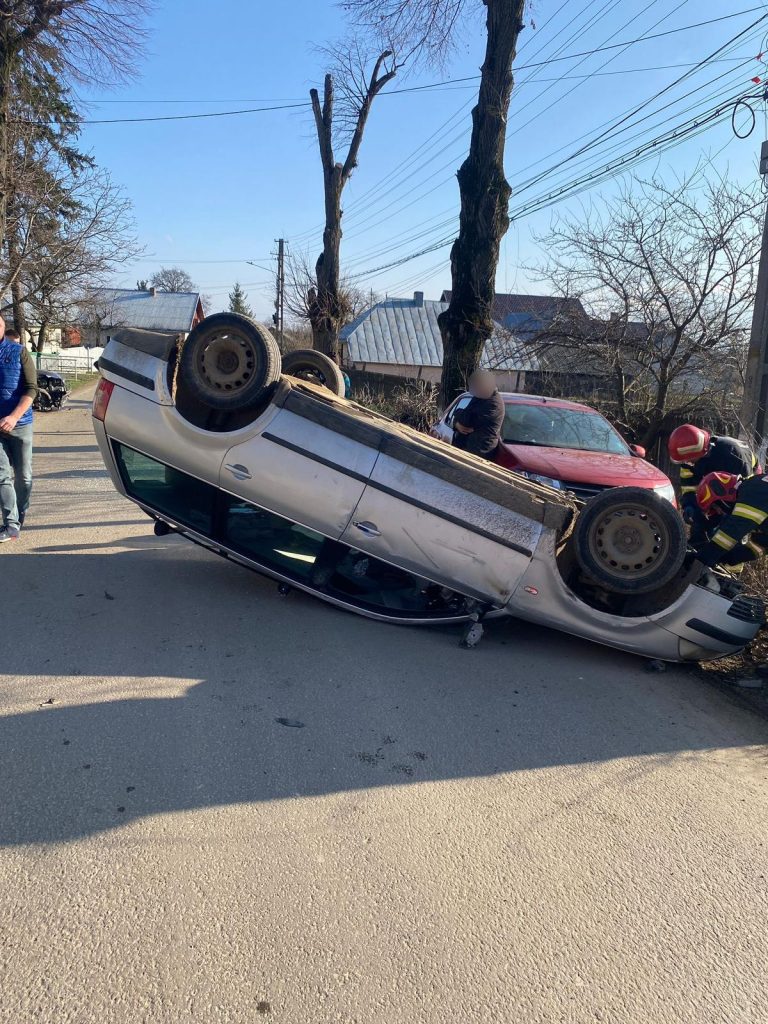 Accident rutier cu trei mașini în Stroiești 