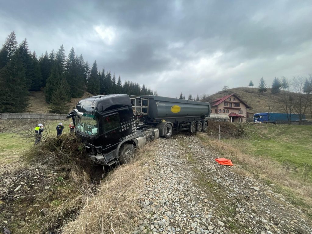 Suceava: Bărbat de 45 de ani găsit mort într-un camion ieşit 