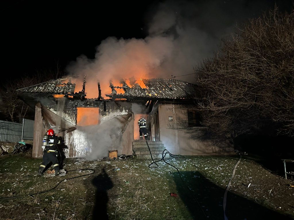 Incendiu violent la Ferești