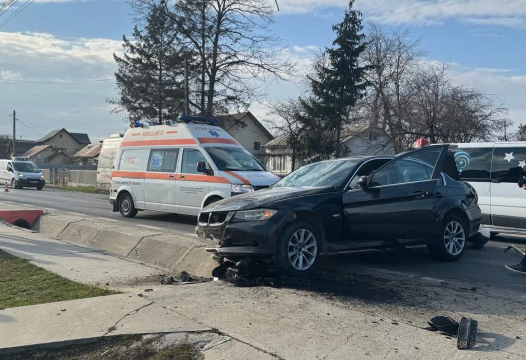 Accident rutier în Salcea: o adolescentă de 16 ani, transportată la spital