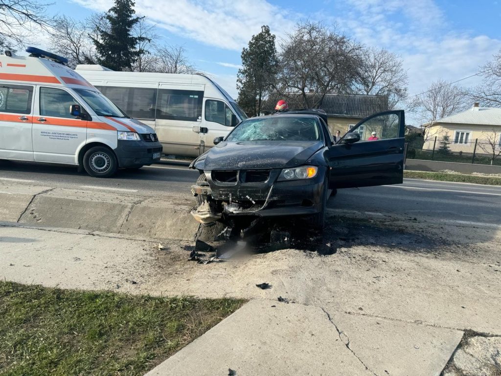 Accident rutier în Salcea: o adolescentă de 16 ani, transportată la spital