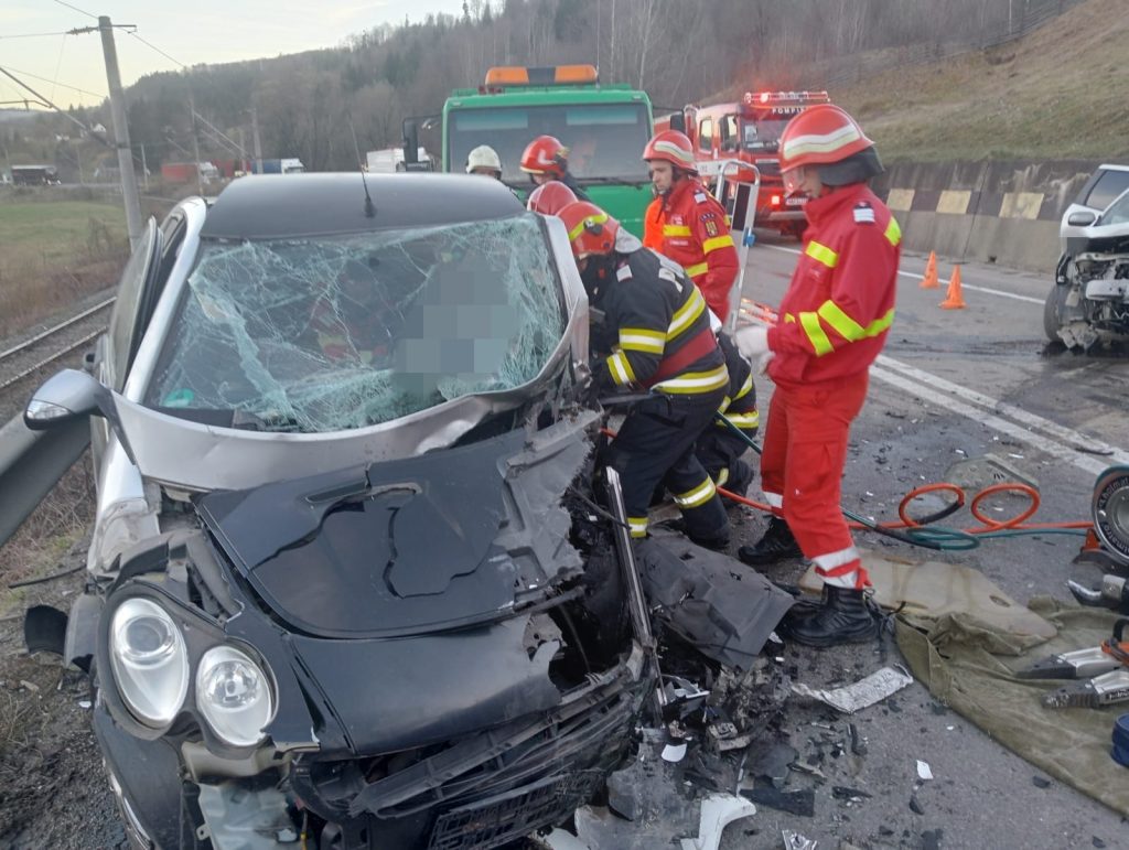 Accident rutier în Frasin: Pompierii au salvat o persoană încarcerată