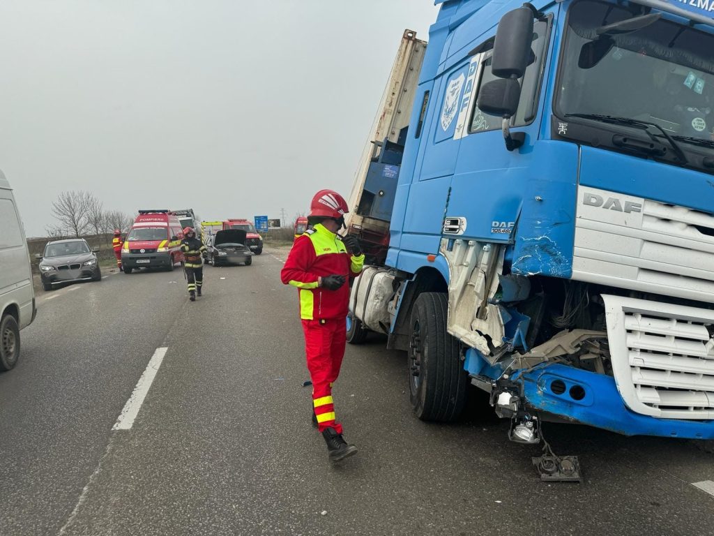 Accident rutier grav pe DN2 - două persoane sunt rănite