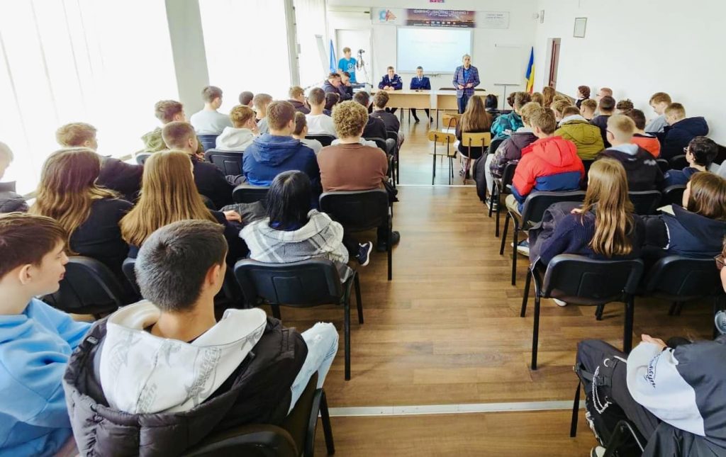Jandarmii suceveni și polițiștii au organizat o acțiune de prevenire a violenței în mediul școlar