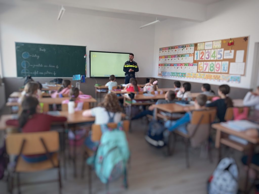 Activități informativ-preventive ale polițiștilor în școlile din Mureș 