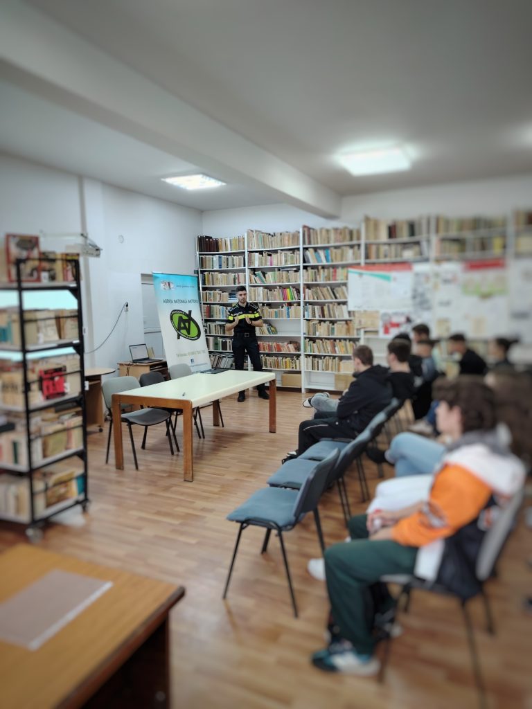 Activități informativ-preventive ale polițiștilor în școlile din Mureș 