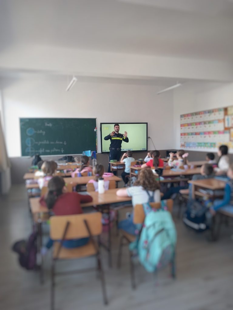 Activități informativ-preventive ale polițiștilor în școlile din Mureș 