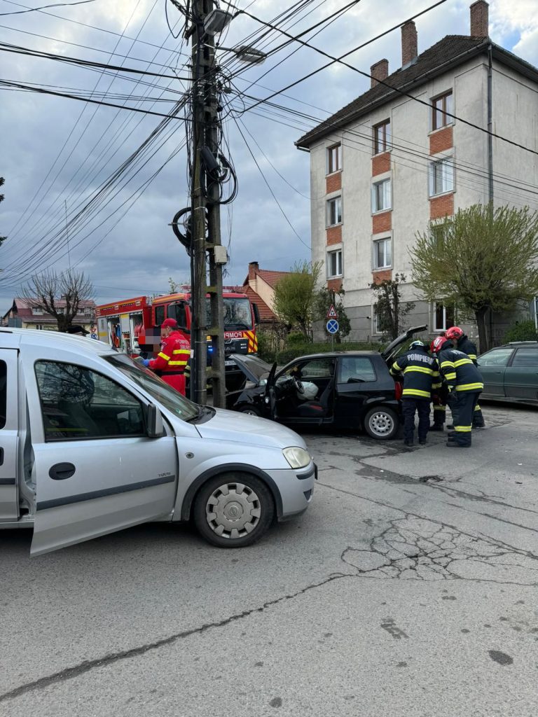 Accident rutier cu trei victime în Reghin (foto)