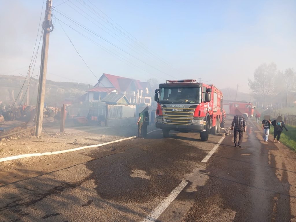 Incendiu major în Humoreni: O persoană la spital, două cu atacuri de panică