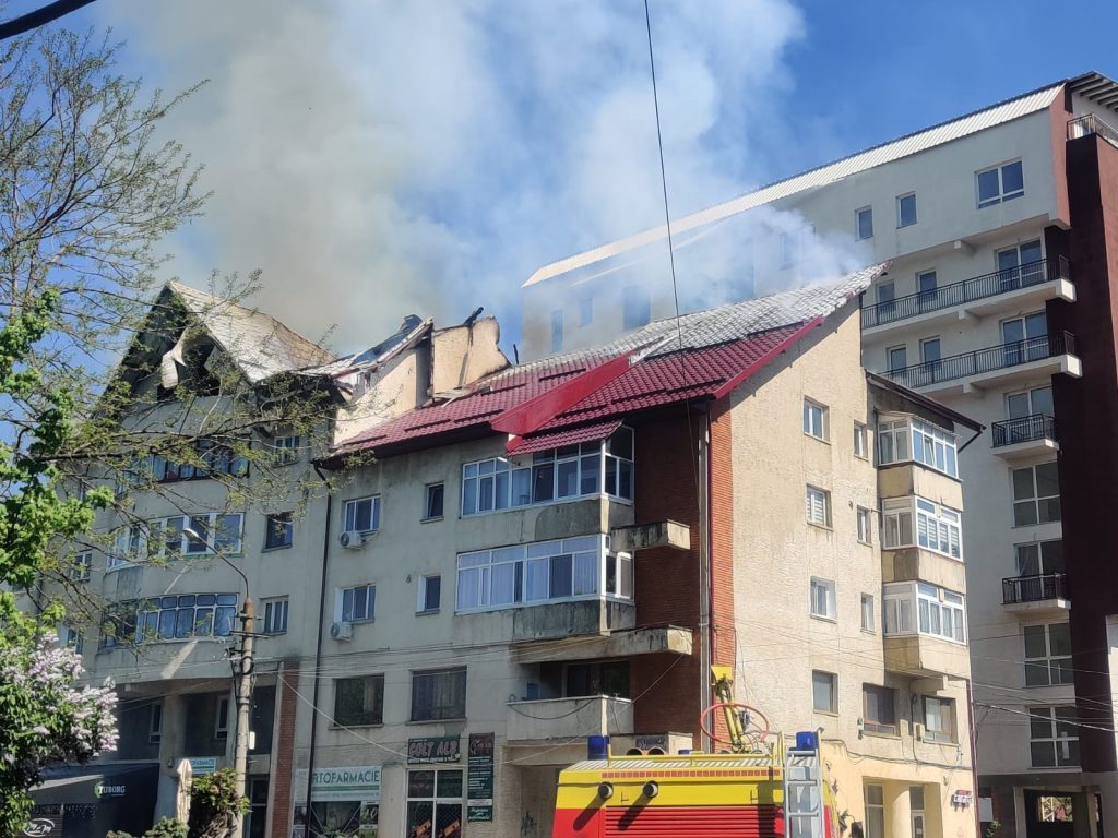 Incendiu la un bloc din Rădăuți: Pompierii intervin cu 5 autospeciale și 2 autoscări