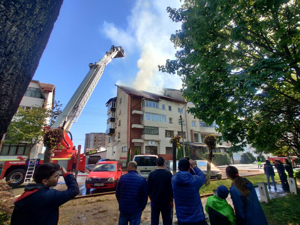 Incendiu la un bloc din Rădăuți: Pompierii intervin cu 5 autospeciale și 2 autoscări