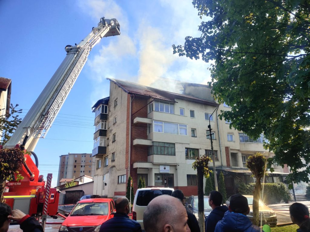 Incendiu la un bloc din Rădăuți: Pompierii intervin cu 5 autospeciale și 2 autoscări