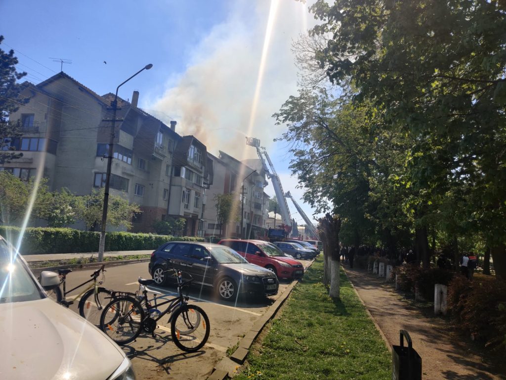 Incendiu la un bloc din Rădăuți: Pompierii intervin cu 5 autospeciale și 2 autoscări