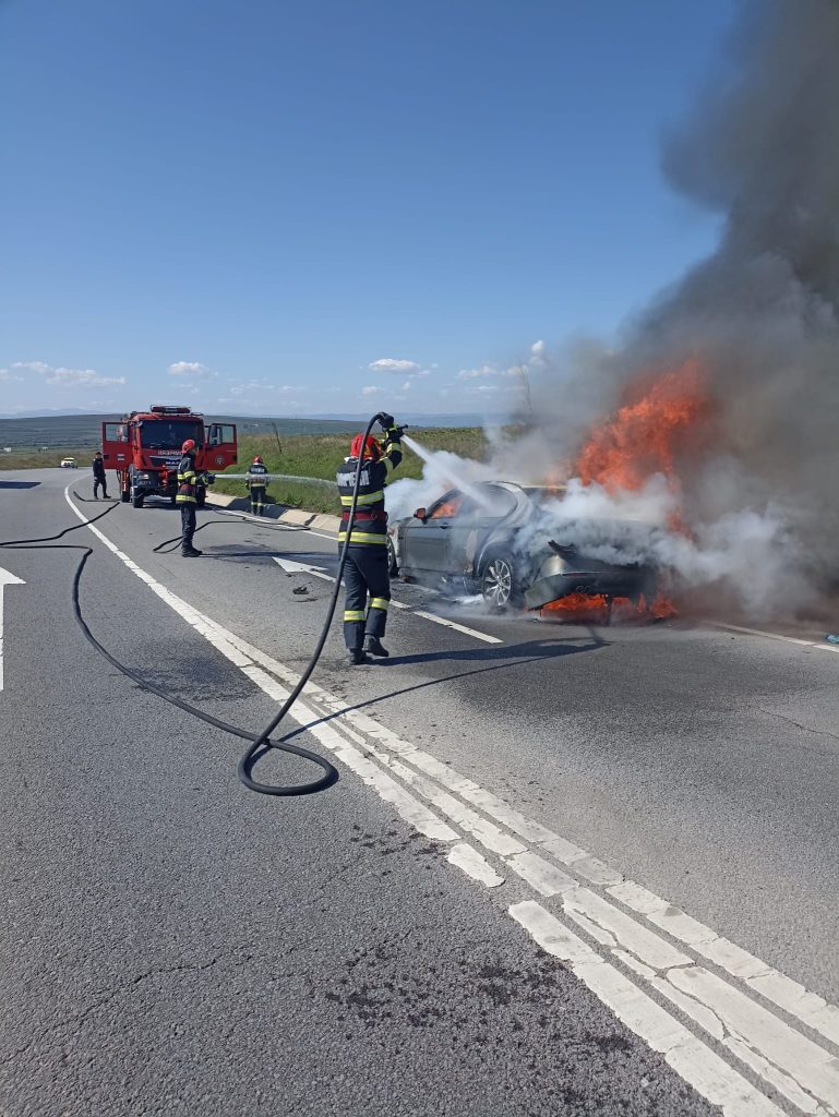 Pe centura ocolitoare a municipiului Suceava a izbucnit un incendiu la un autoturism