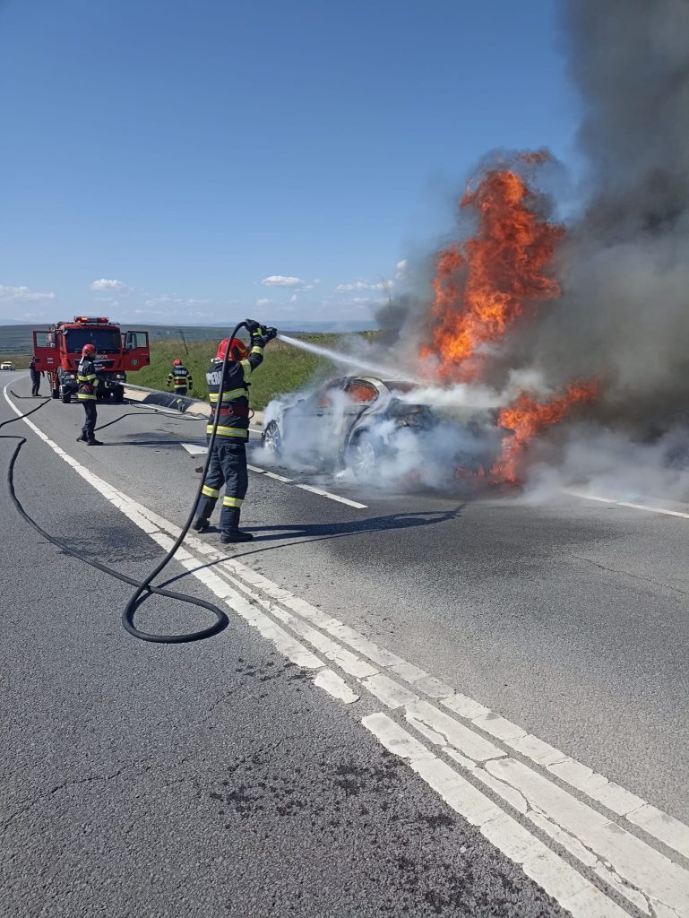 Pe centura ocolitoare a municipiului Suceava a izbucnit un incendiu la un autoturism