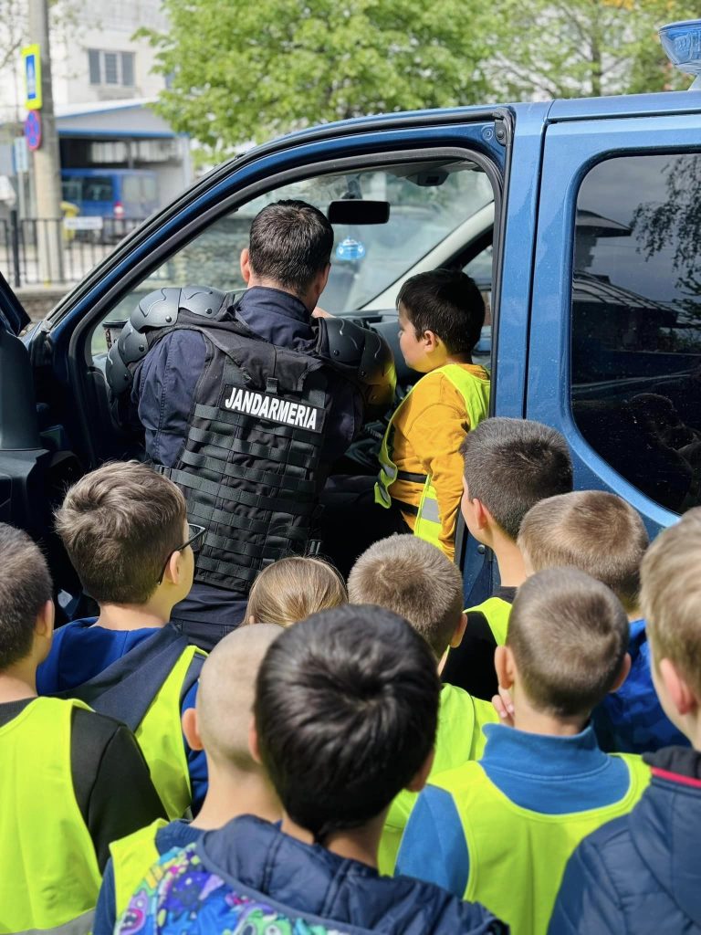 Peste 50 de elevi curioși și entuziasmați de gimnaziu
