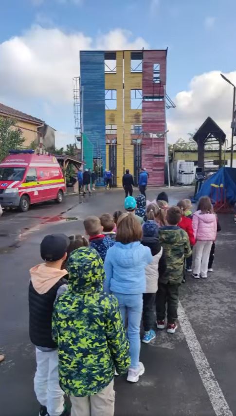 vineri, 26 aprilie 2024, un grup de copilași entuziasmați