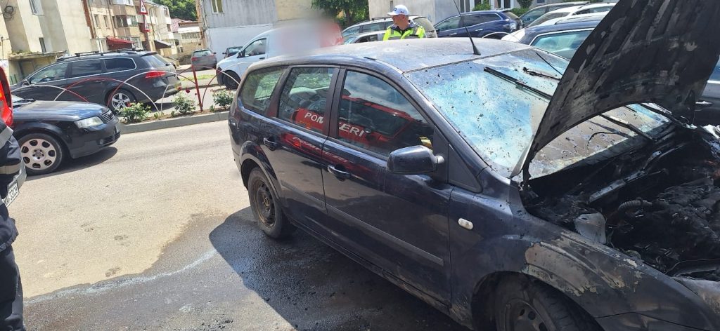 Incendiu la un autoturism în Fălticeni: cauza probabilă este un scurtcircuit 