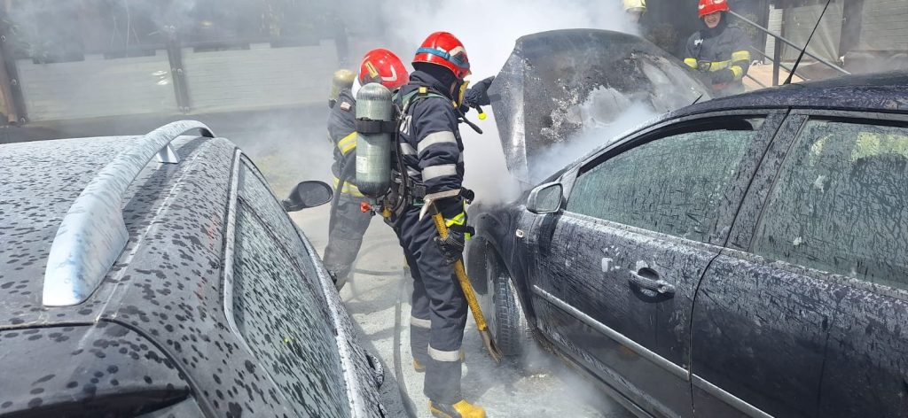 Incendiu la un autoturism în Fălticeni: cauza probabilă este un scurtcircuit 
