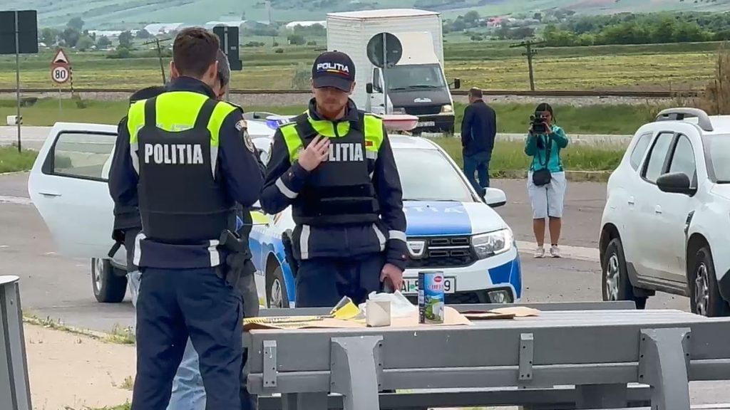 Descoperire șocantă pe drumul spre Vama Albița: O pungă cu cartușe și o cagulă
