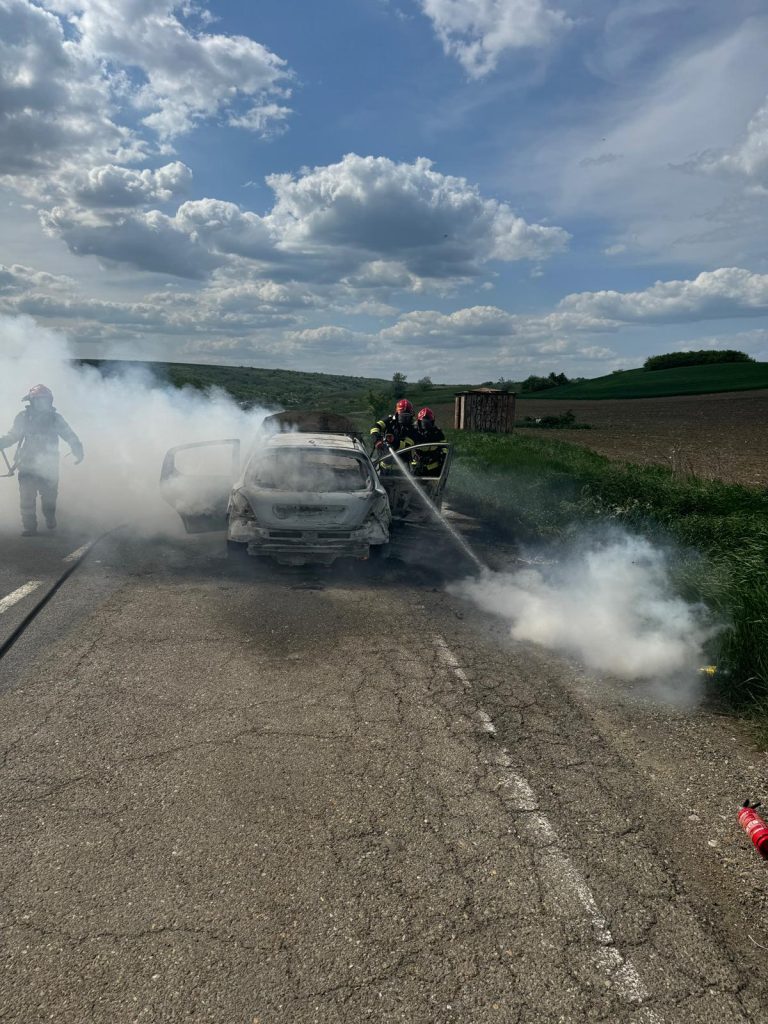 Incendiu la un autoturism pe DN 24: Pompierii vasluieni au stins flăcările, dar vehiculul a fost distrus complet