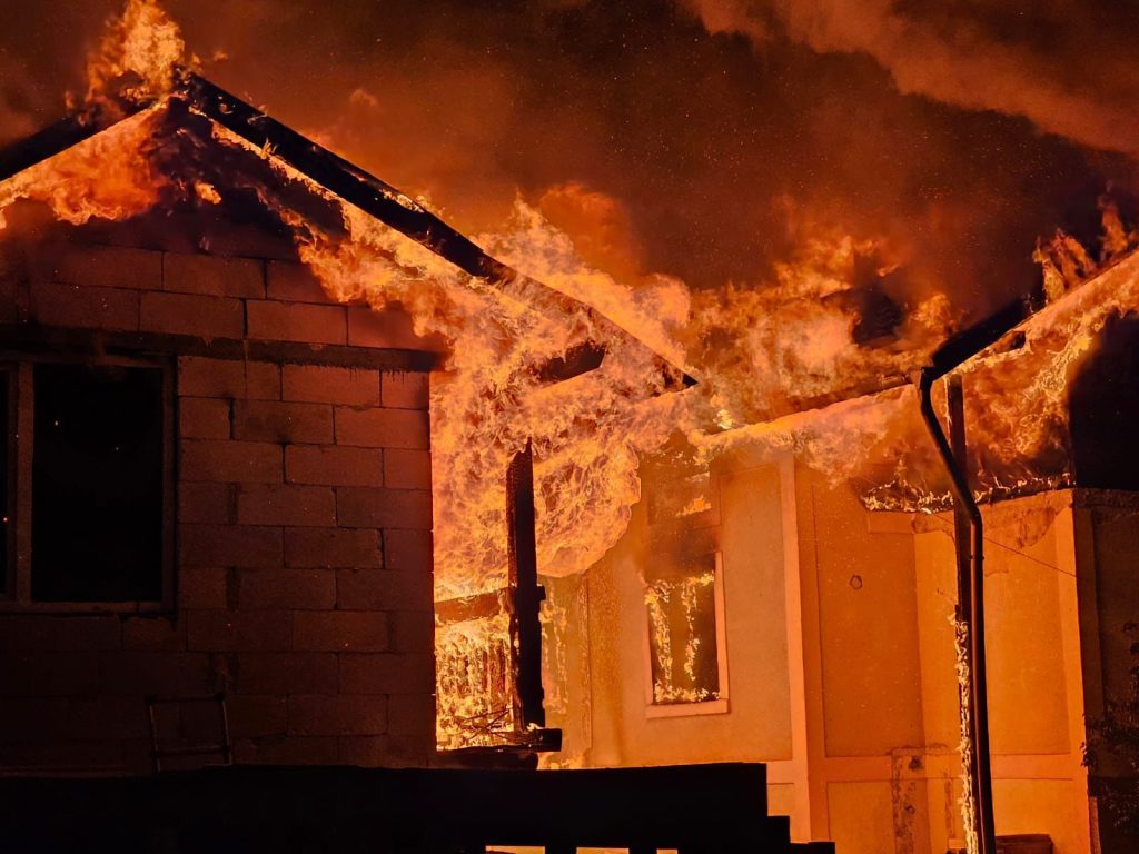 Incendiu major la o gospodărie din Gura Humorului