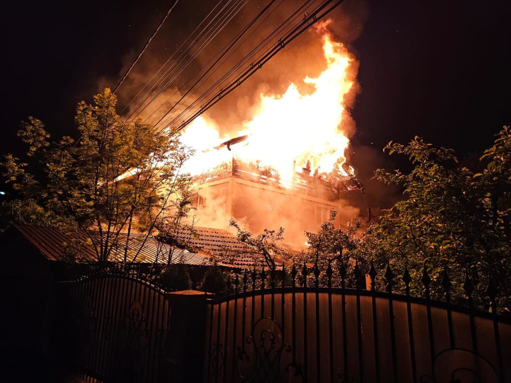 Incendiu major la o gospodărie din Gura Humorului