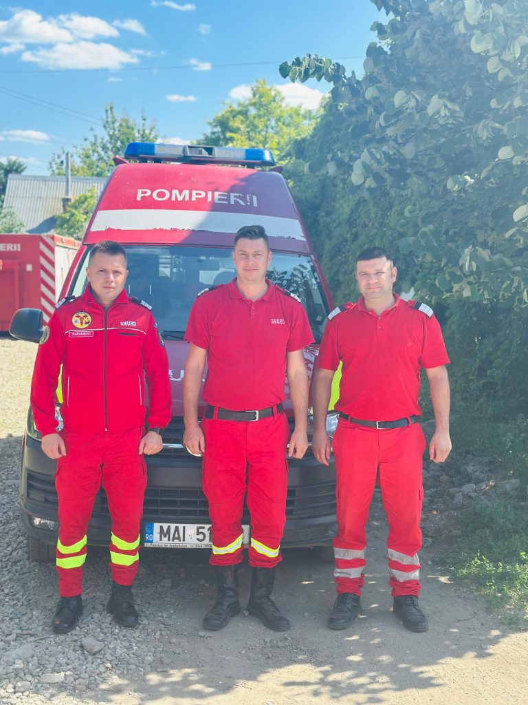 Paramedicii SMURD au salvat un șofer accidentat pe DJ 243