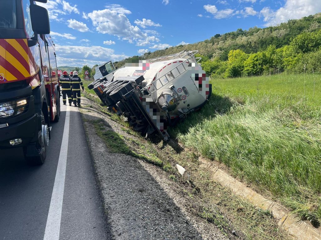 Accident rutier cu un camion răsturnat în localitatea Vânători, județul Mureș Accident rutier cu un camion răsturnat în localitatea Vânători, județul Mureș