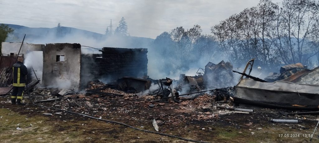 Incendiu la o casă din Izvoru Mureșului