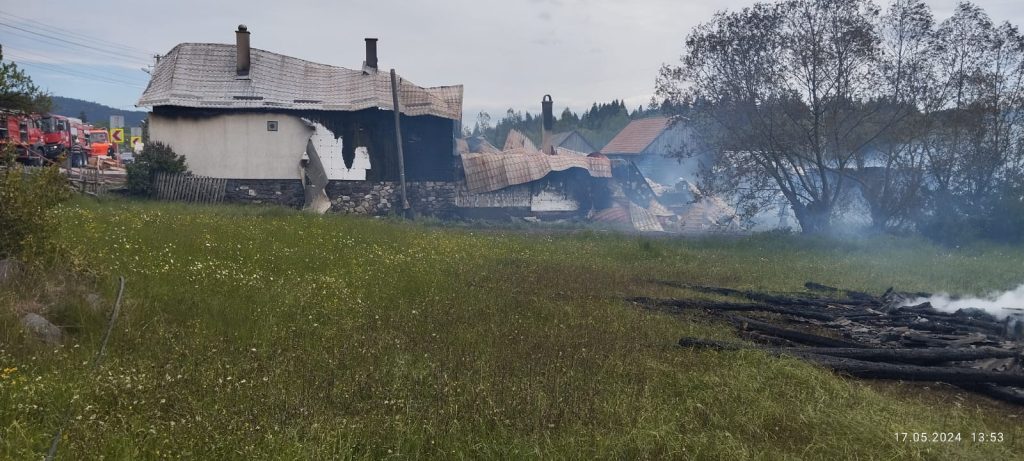 Incendiu la o casă din Izvoru Mureșului