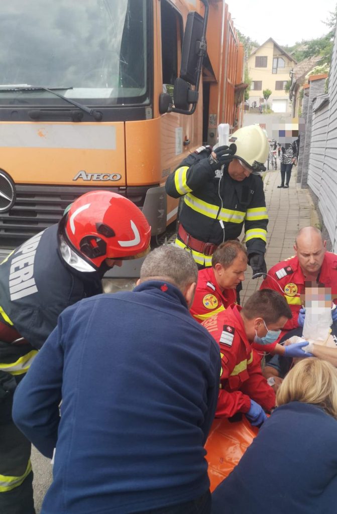 Un bărbat a fost prins între un camion și o casă în Târnăveni și a fost salvat de pompieri