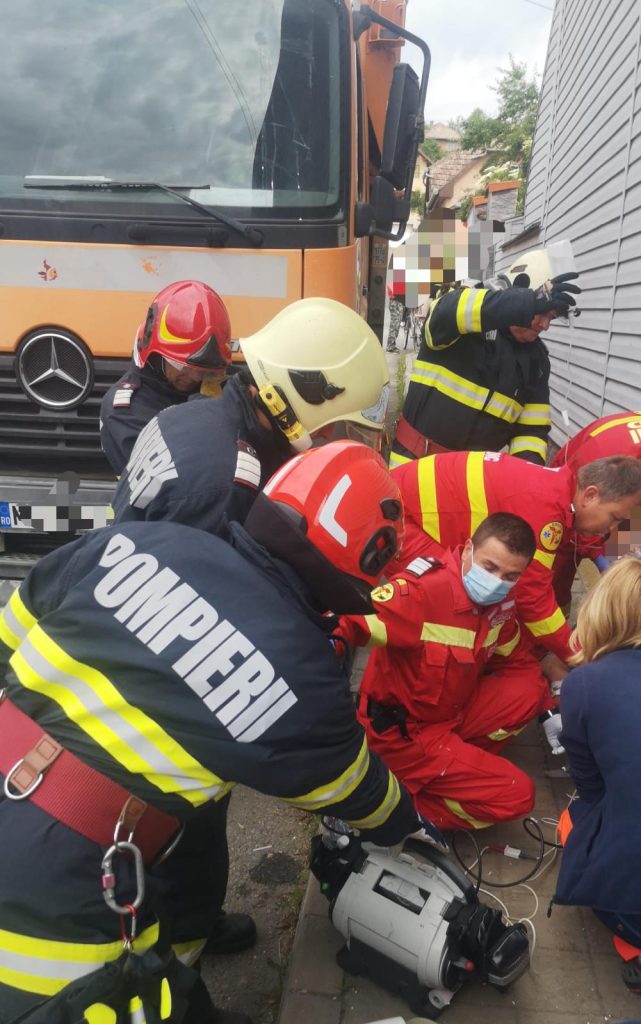 Un bărbat a fost prins între un camion și o casă în Târnăveni și a fost salvat de pompieri
