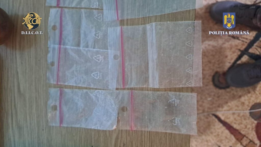 18 percheziții domiciliare la persoane cercetate pentru trafic și deținere de droguri