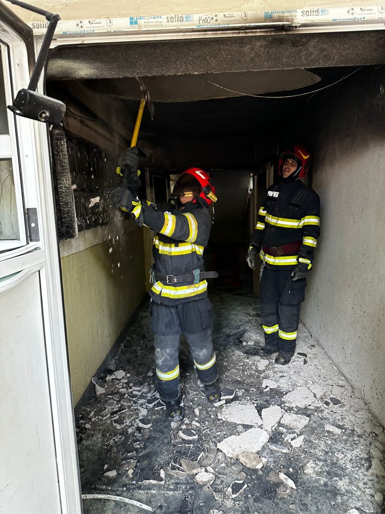 Incendiu la un bloc din Vaslui: Pompierii au stins flăcările ce amenințau o scară de bloc 