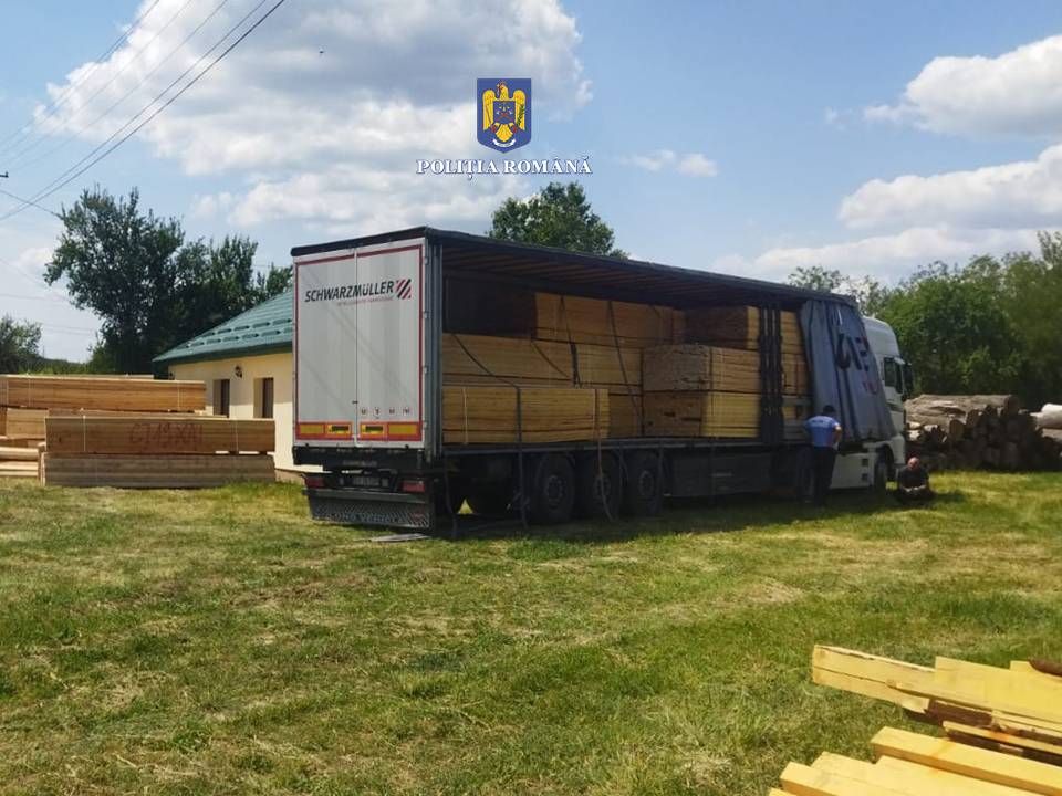 Polițiștii din Suceava au confiscat două ansambluri de vehicule și aproape 200 de metri cubi de cherestea și bușteni în valoare de peste 100.000 de lei (foto)