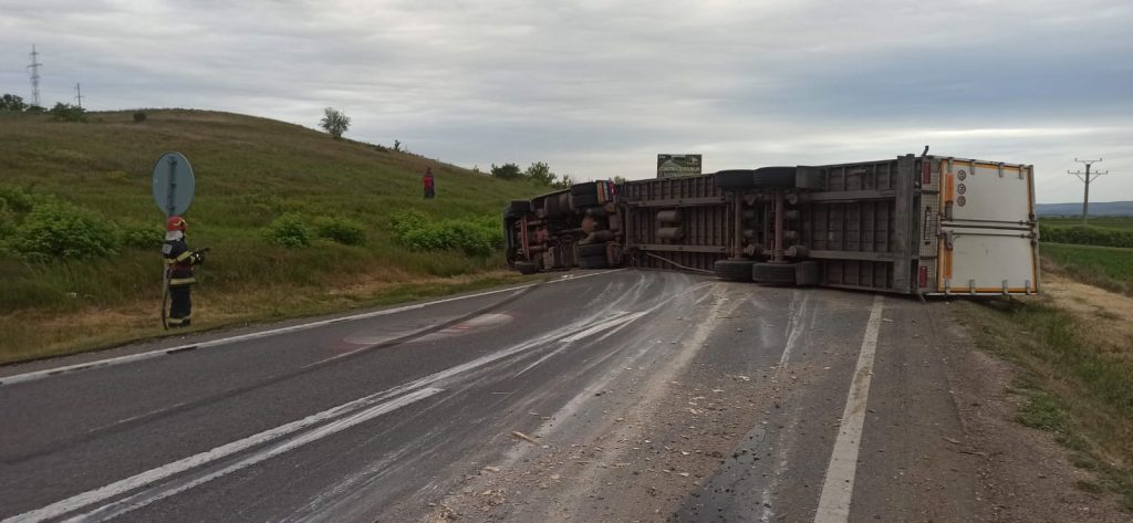 Accident rutier pe DN24, un camion răsturnat și scurgeri de combustibil 