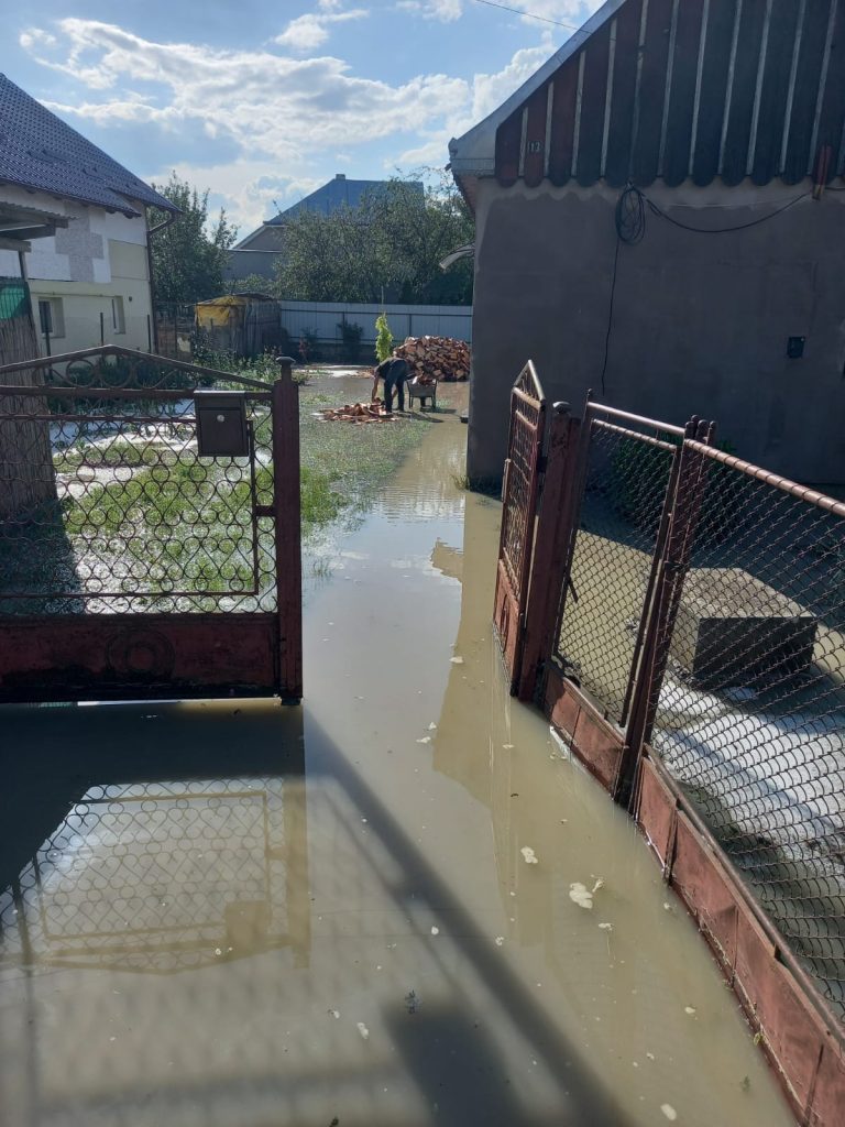 Pompierii din Rădăuți au evacuat apa din gospodării și spații comerciale după inundații