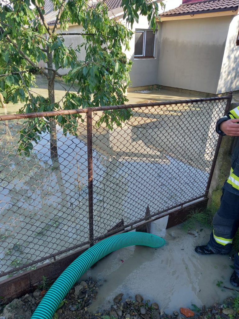 Pompierii din Rădăuți au evacuat apa din gospodării și spații comerciale după inundații