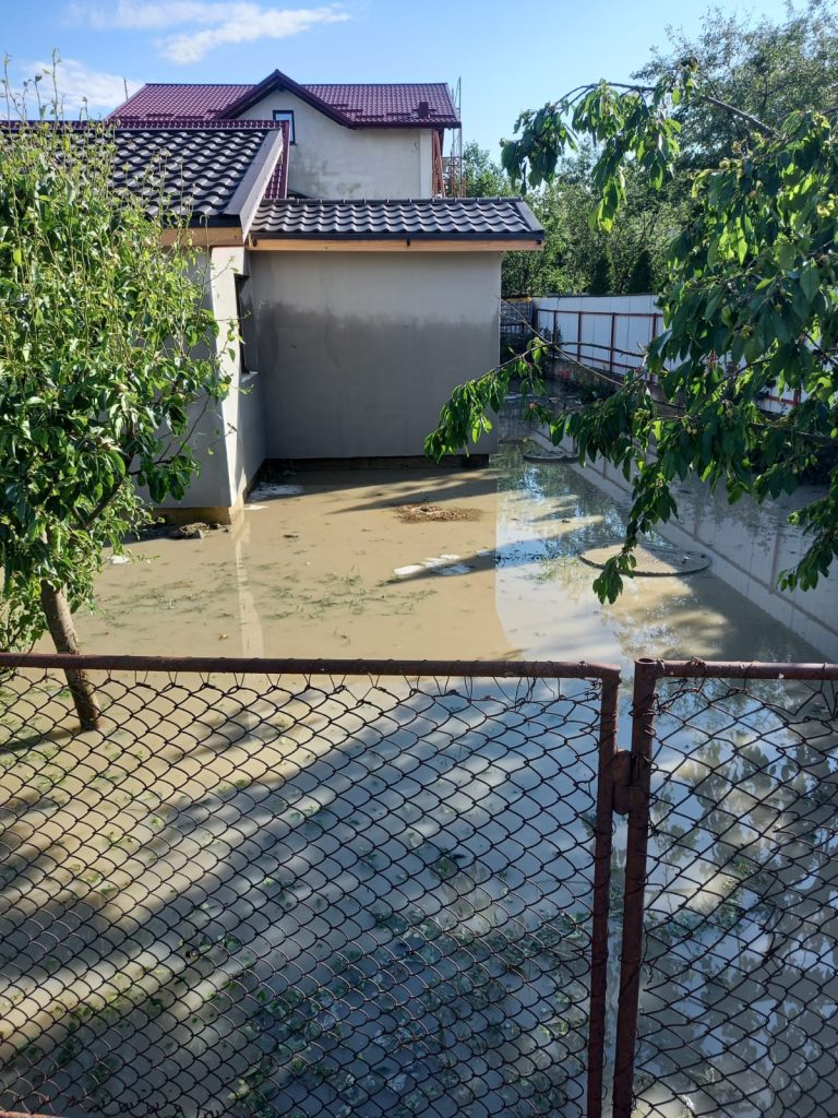 Pompierii din Rădăuți au evacuat apa din gospodării și spații comerciale după inundații