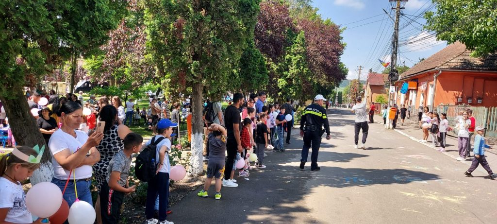 Polițiștii din Sărmașu au adus bucurie copiilor în preajma Zilei de 1 Iunie