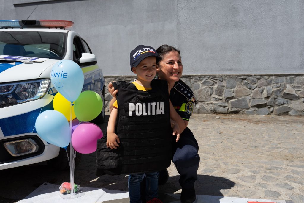 Zâmbete și surprize de 1 Iunie pentru 15 copii din Țigmandru, la inițiativa polițiștilor mureșeni
